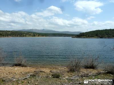 Piñuecar - Embalse de Puentes Viejas; gente senderista;senderismo en cercedilla